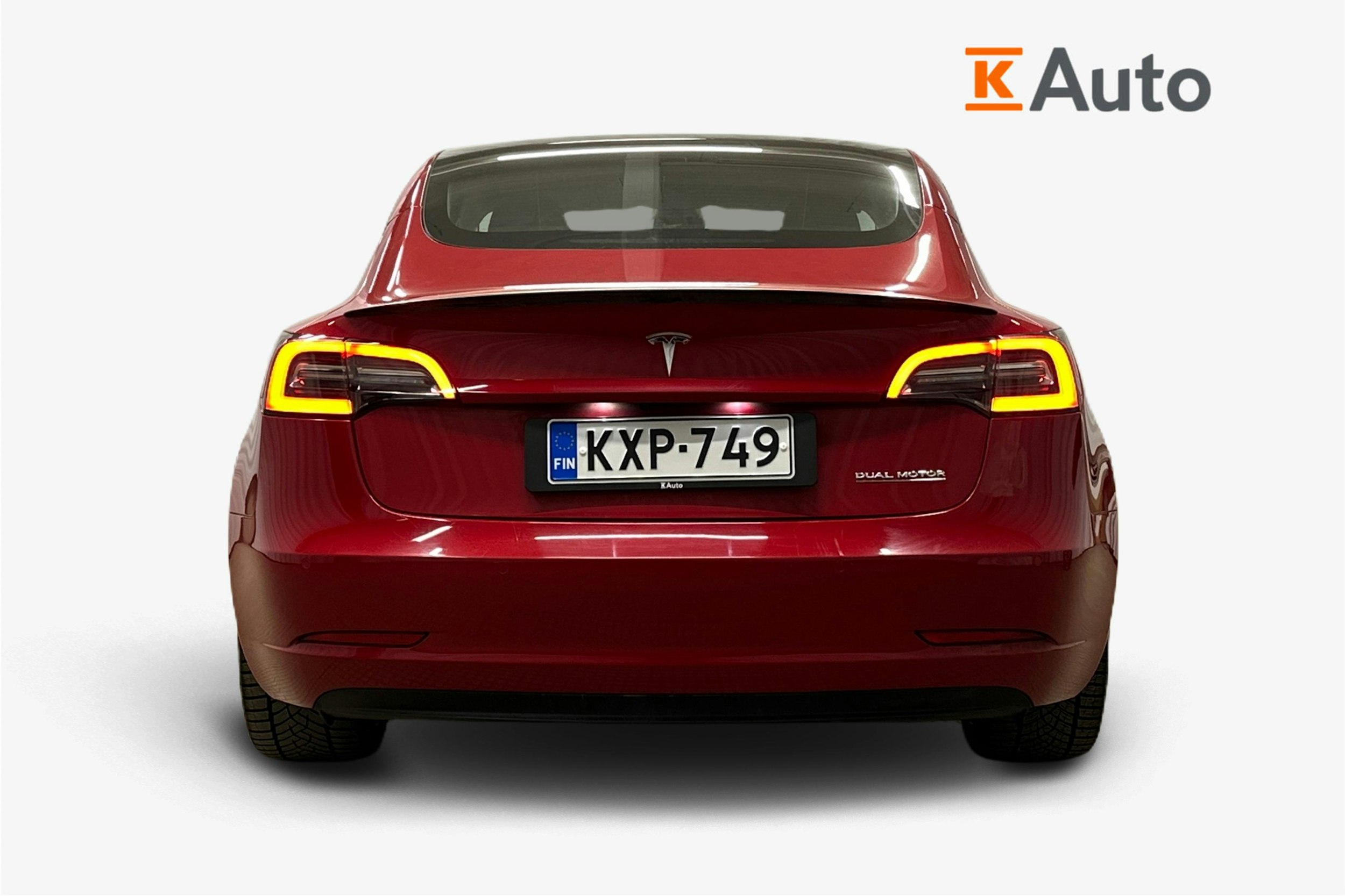 punainen Tesla Model 3 2022 kuva 3.