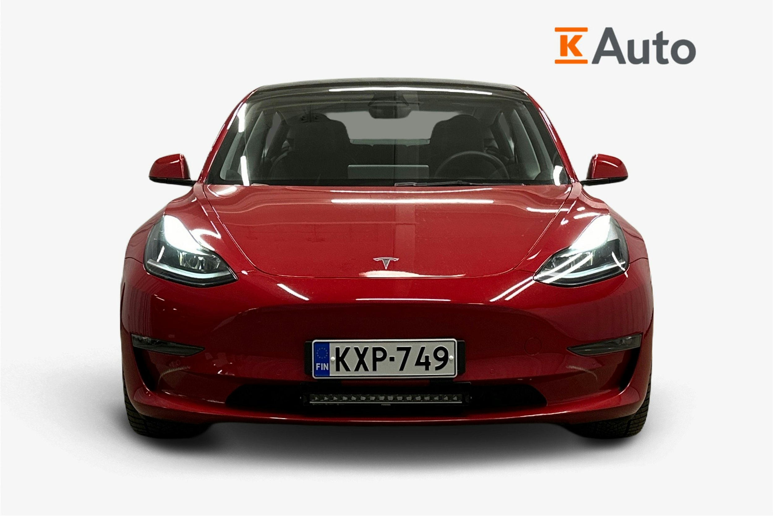 punainen Tesla Model 3 2022 kuva 5.