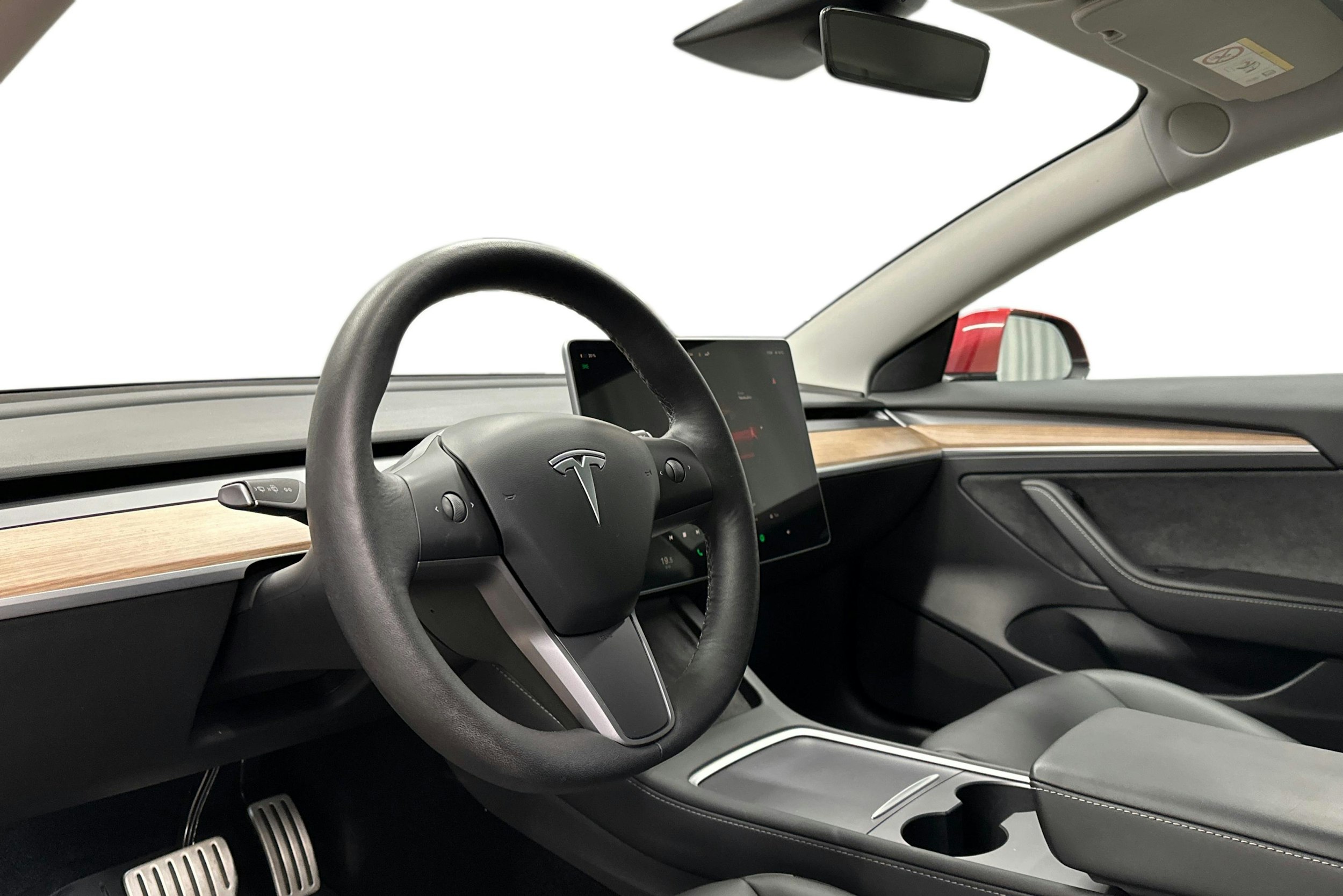 punainen Tesla Model 3 2022 kuva 7.