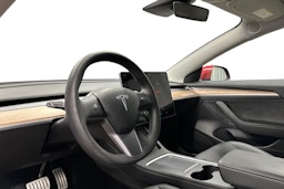 punainen Tesla Model 3 2022 kuva 7.