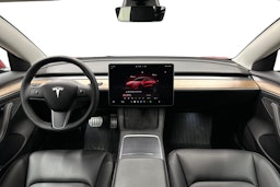 punainen Tesla Model 3 2022 kuva 9.