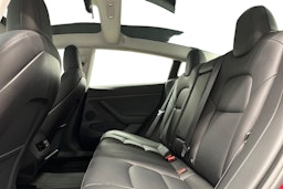 punainen Tesla Model 3 2022 kuva 10.