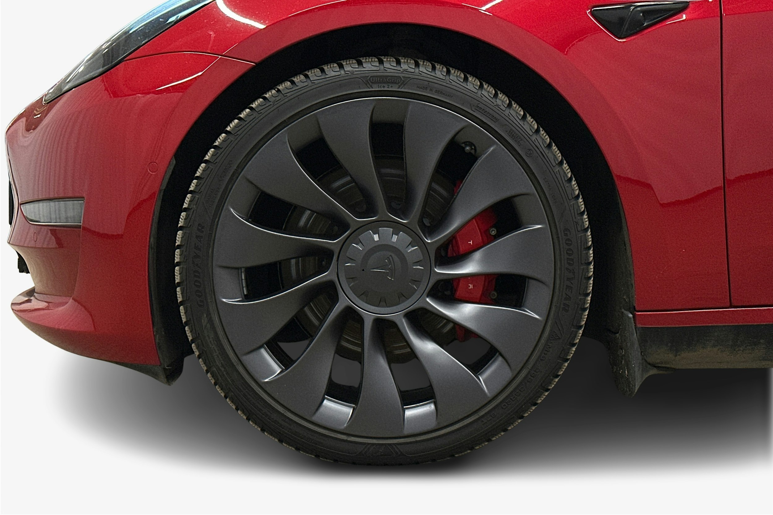 punainen Tesla Model 3 2022 kuva 11.