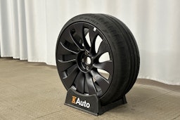 punainen Tesla Model 3 2022 kuva 13.