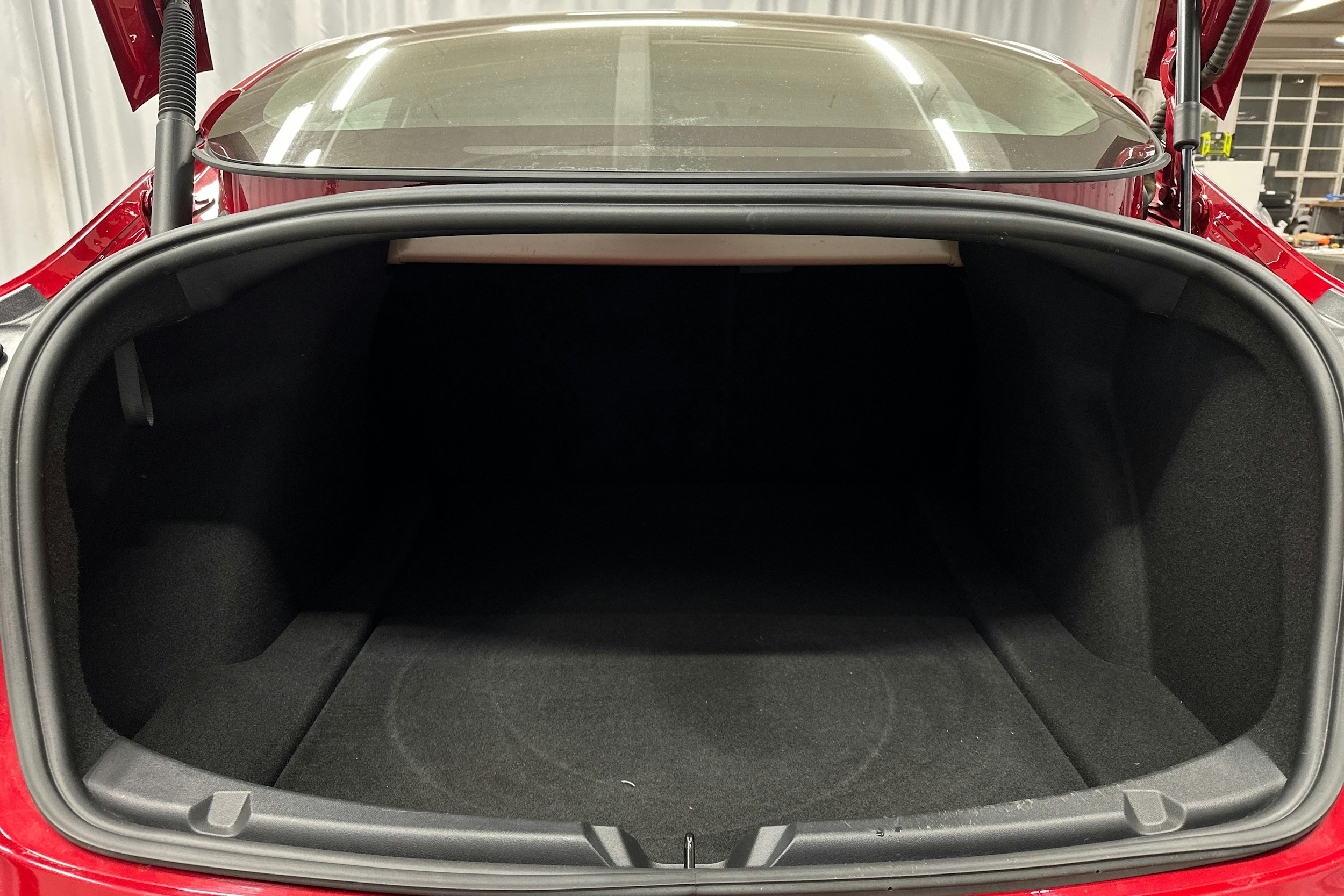 punainen Tesla Model 3 2022 kuva 14.