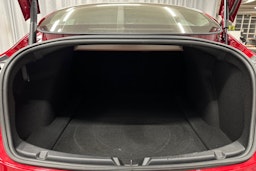 punainen Tesla Model 3 2022 kuva 14.