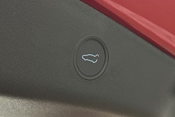 punainen Tesla Model 3 2022 kuva 15.