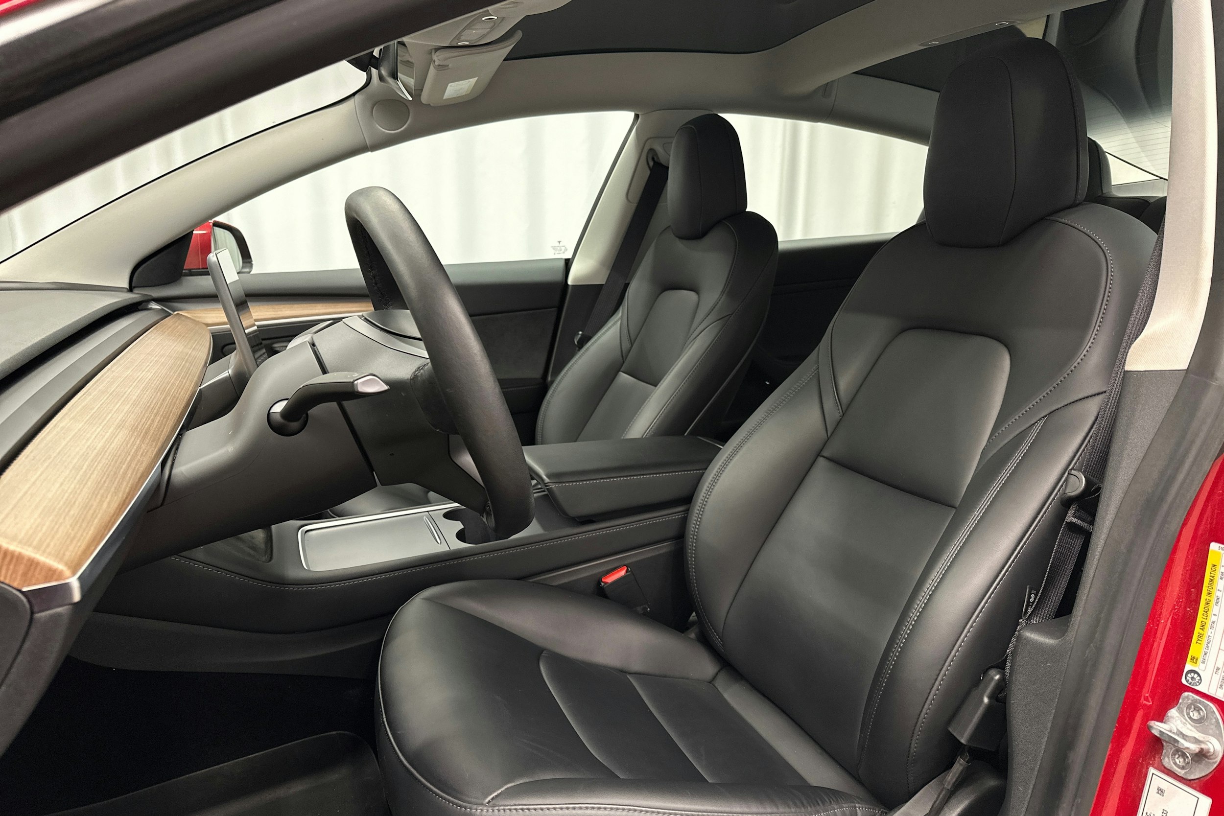 punainen Tesla Model 3 2022 kuva 16.