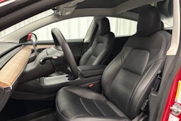 punainen Tesla Model 3 2022 kuva 16.