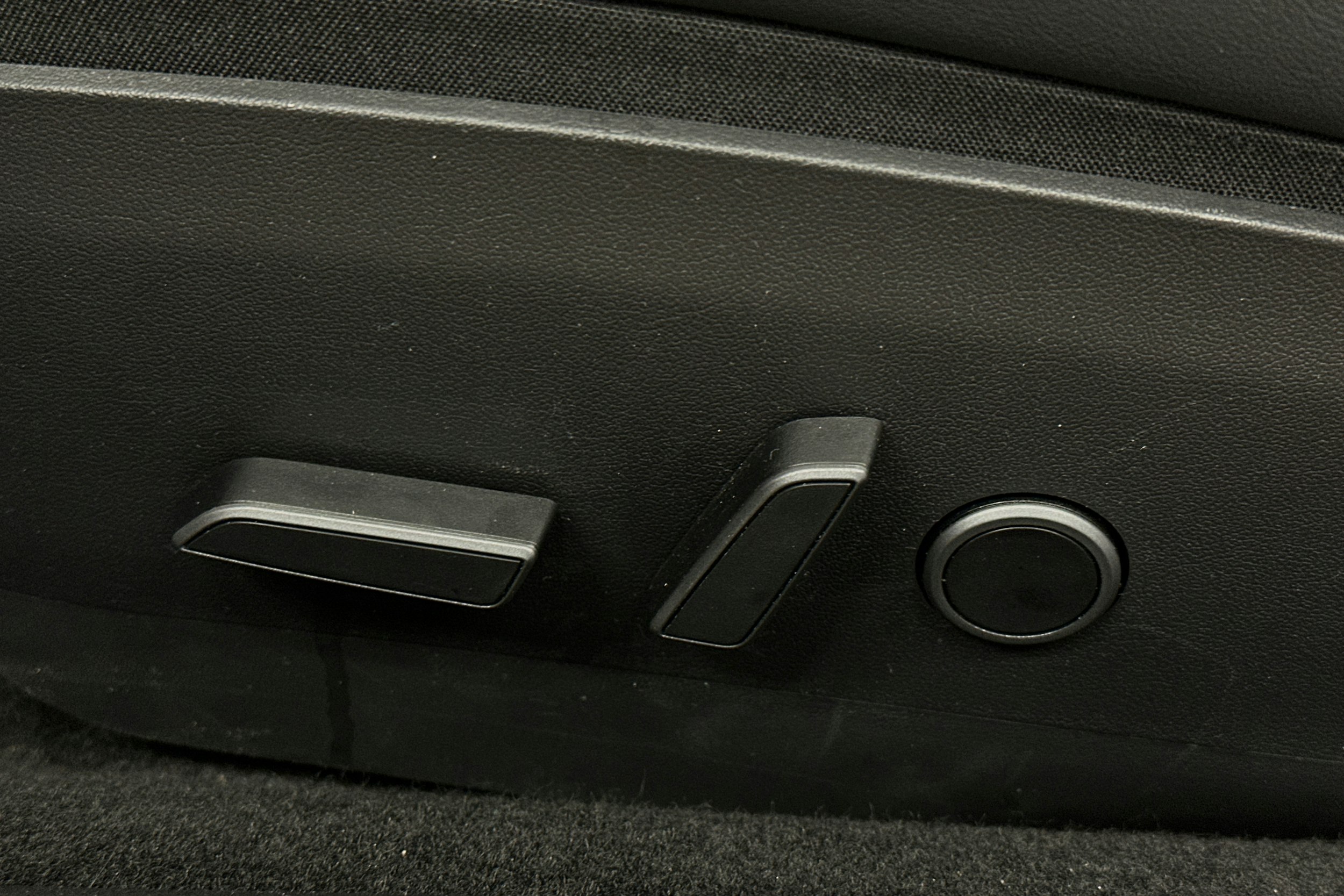 punainen Tesla Model 3 2022 kuva 17.