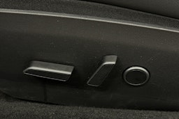 punainen Tesla Model 3 2022 kuva 17.