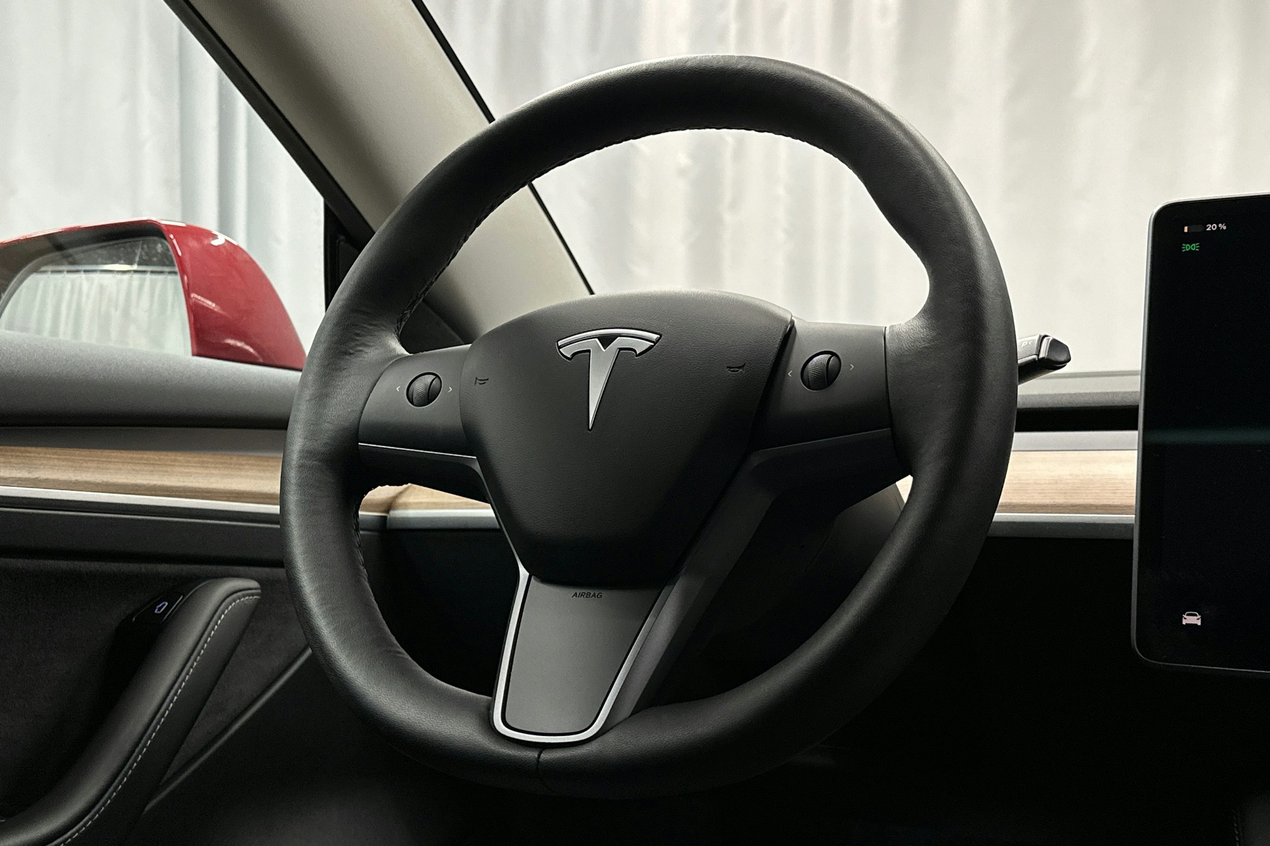 punainen Tesla Model 3 2022 kuva 18.