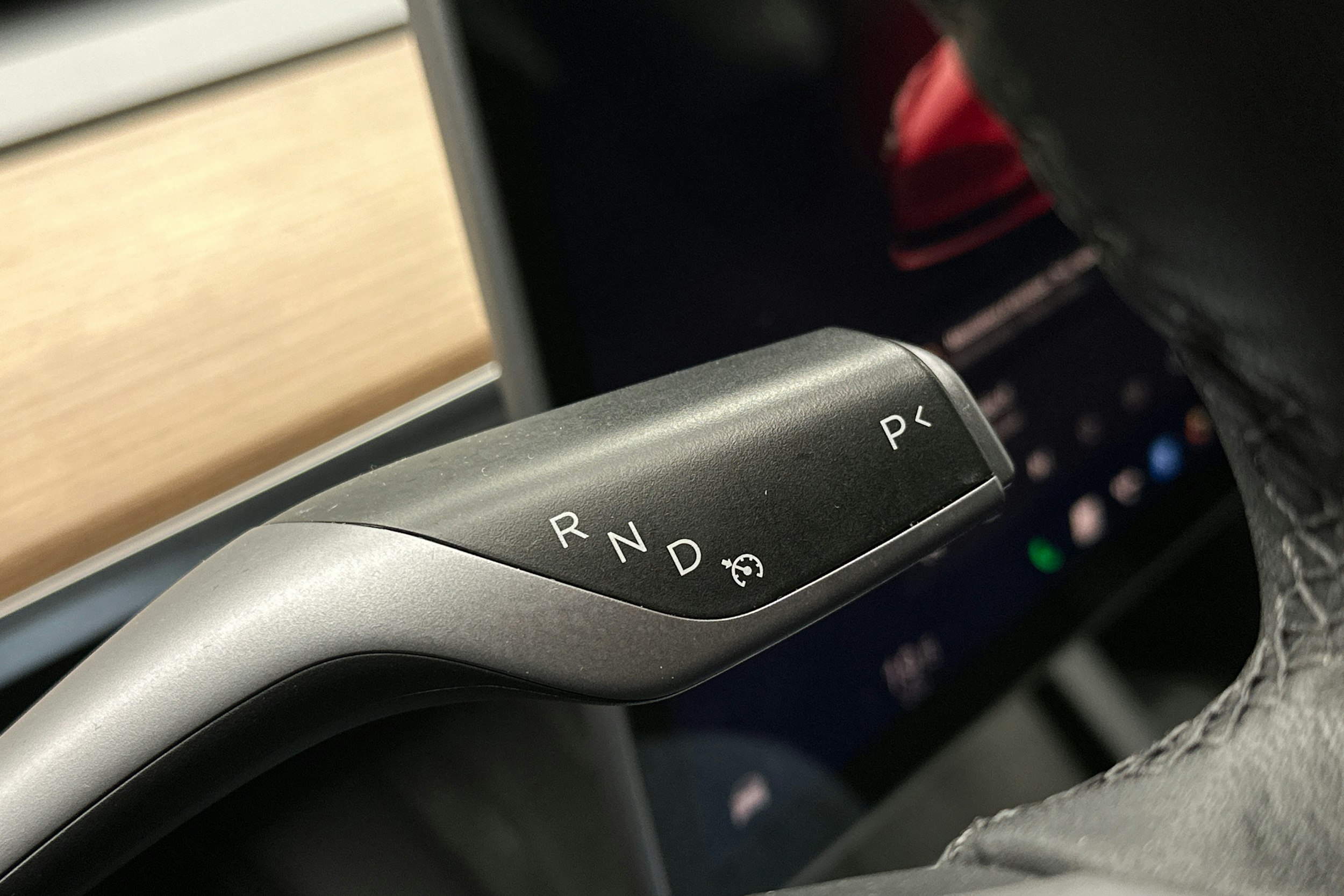 punainen Tesla Model 3 2022 kuva 19.