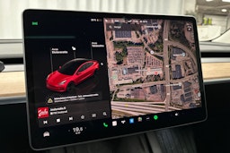 punainen Tesla Model 3 2022 kuva 20.