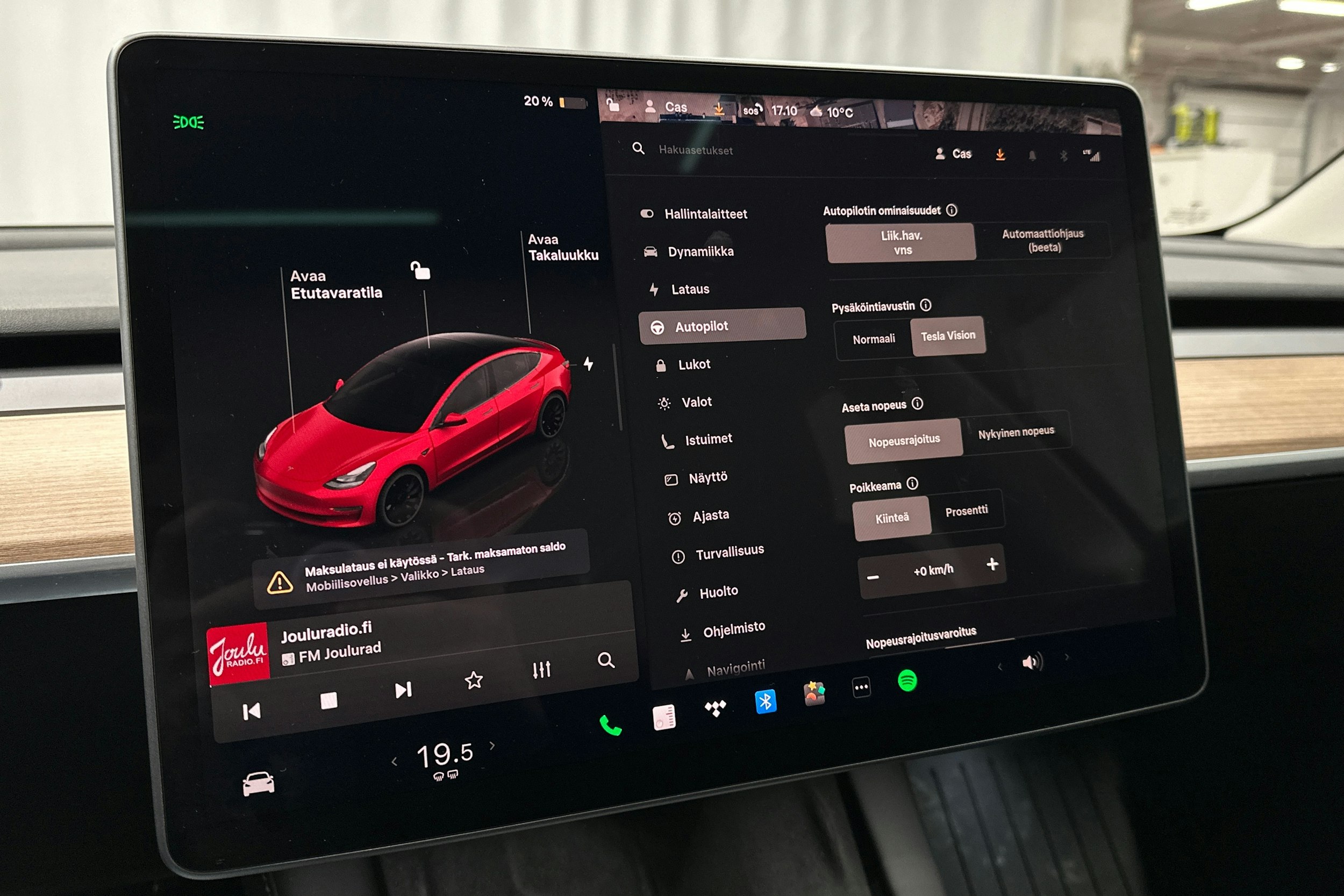 punainen Tesla Model 3 2022 kuva 21.