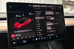 punainen Tesla Model 3 2022 kuva 21.