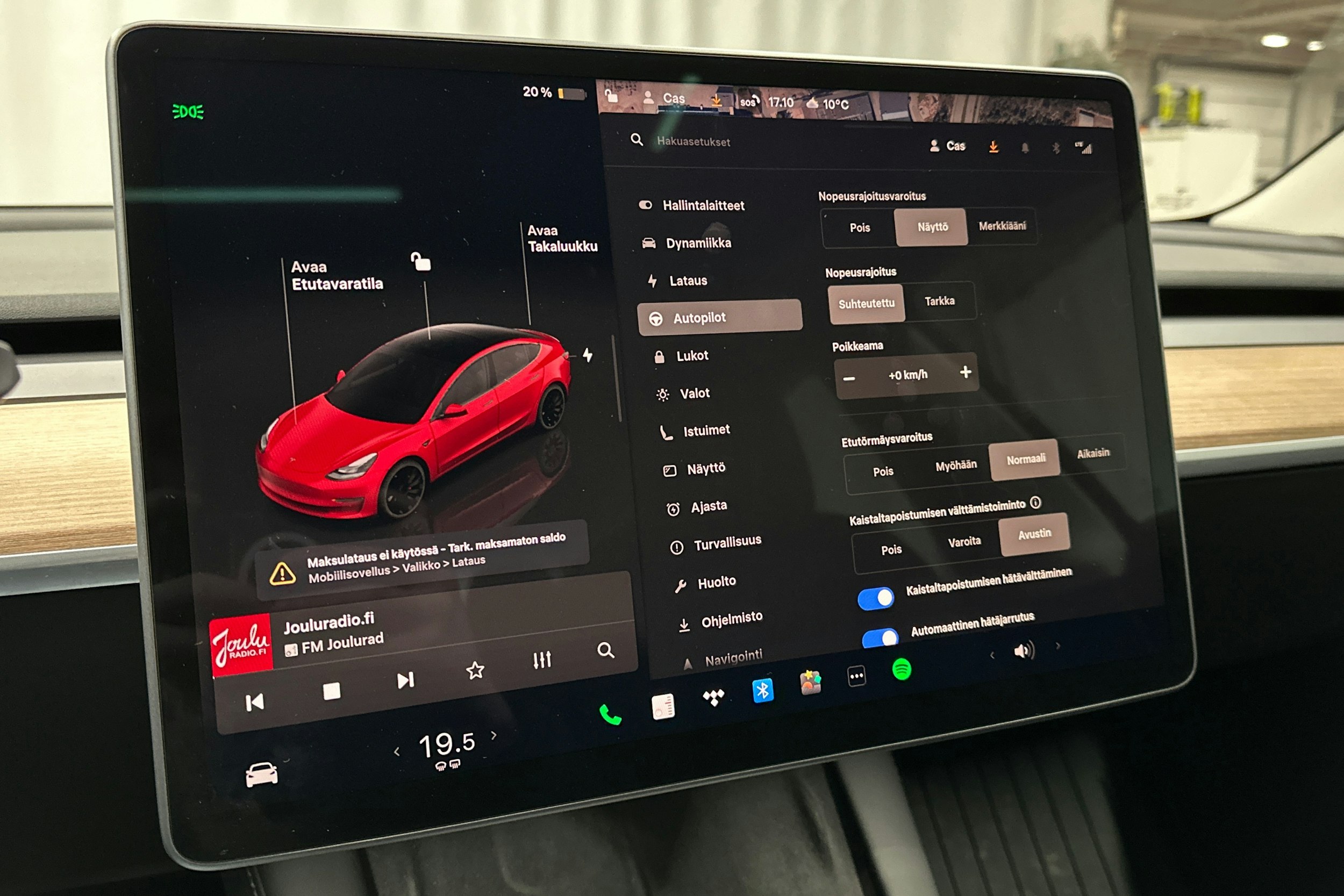 punainen Tesla Model 3 2022 kuva 22.