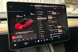 punainen Tesla Model 3 2022 kuva 22.