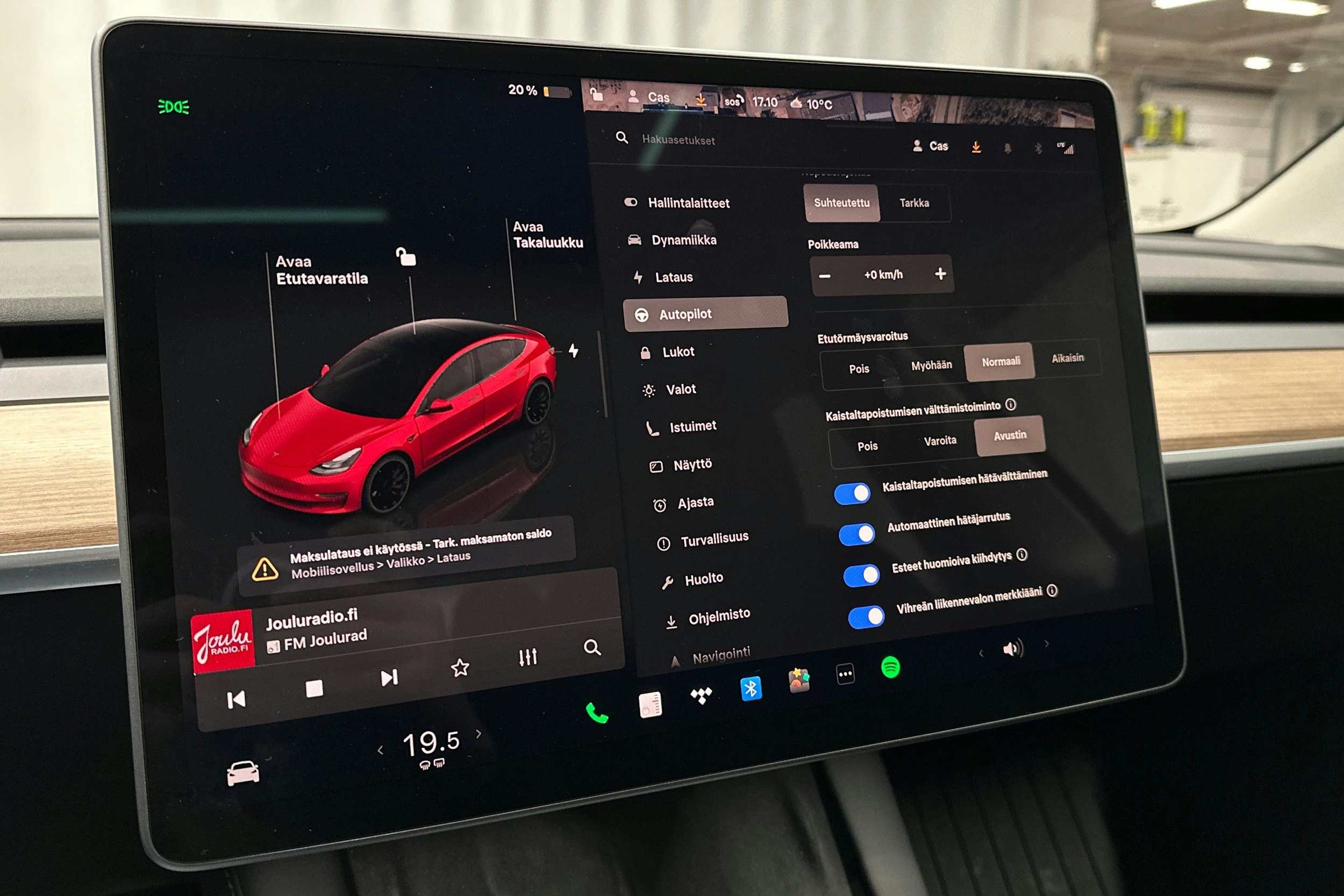 punainen Tesla Model 3 2022 kuva 23.