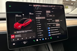 punainen Tesla Model 3 2022 kuva 23.