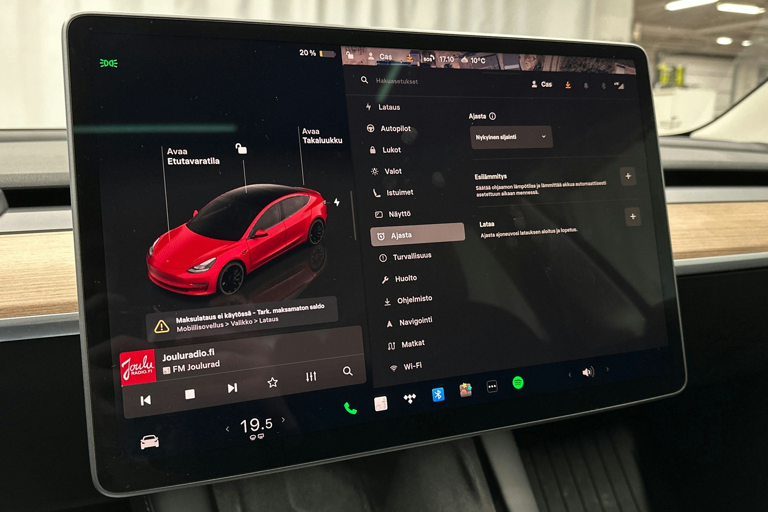 punainen Tesla Model 3 2022 kuva 24.