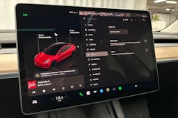 punainen Tesla Model 3 2022 kuva 24.