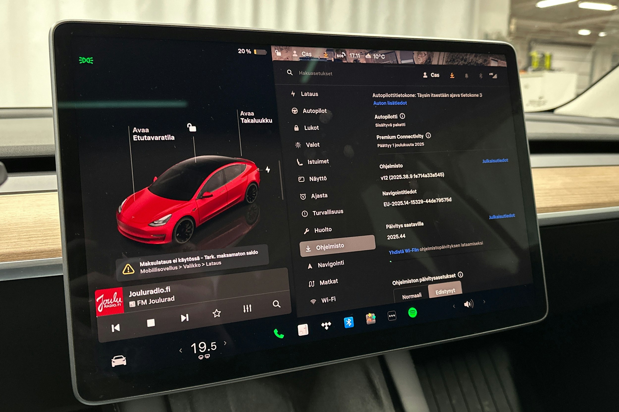 punainen Tesla Model 3 2022 kuva 25.