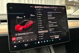 punainen Tesla Model 3 2022 kuva 25.