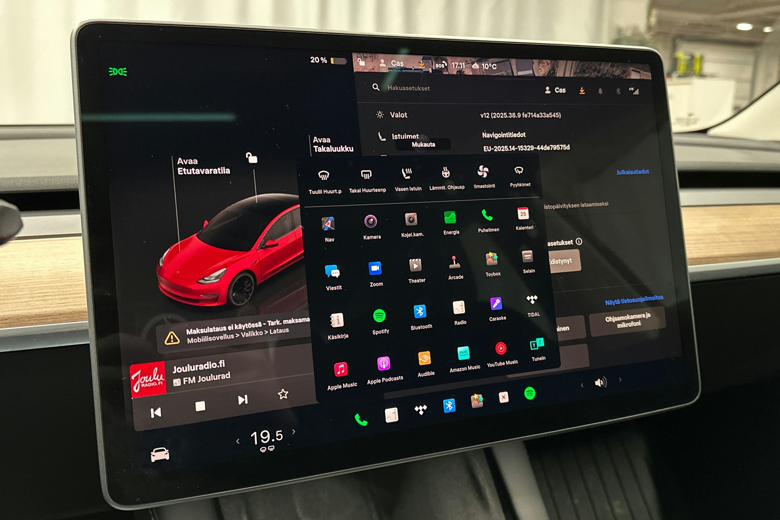 punainen Tesla Model 3 2022 kuva 26.