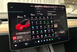 punainen Tesla Model 3 2022 kuva 26.