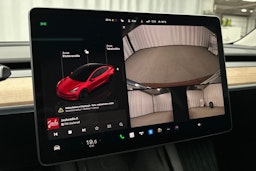 punainen Tesla Model 3 2022 kuva 27.