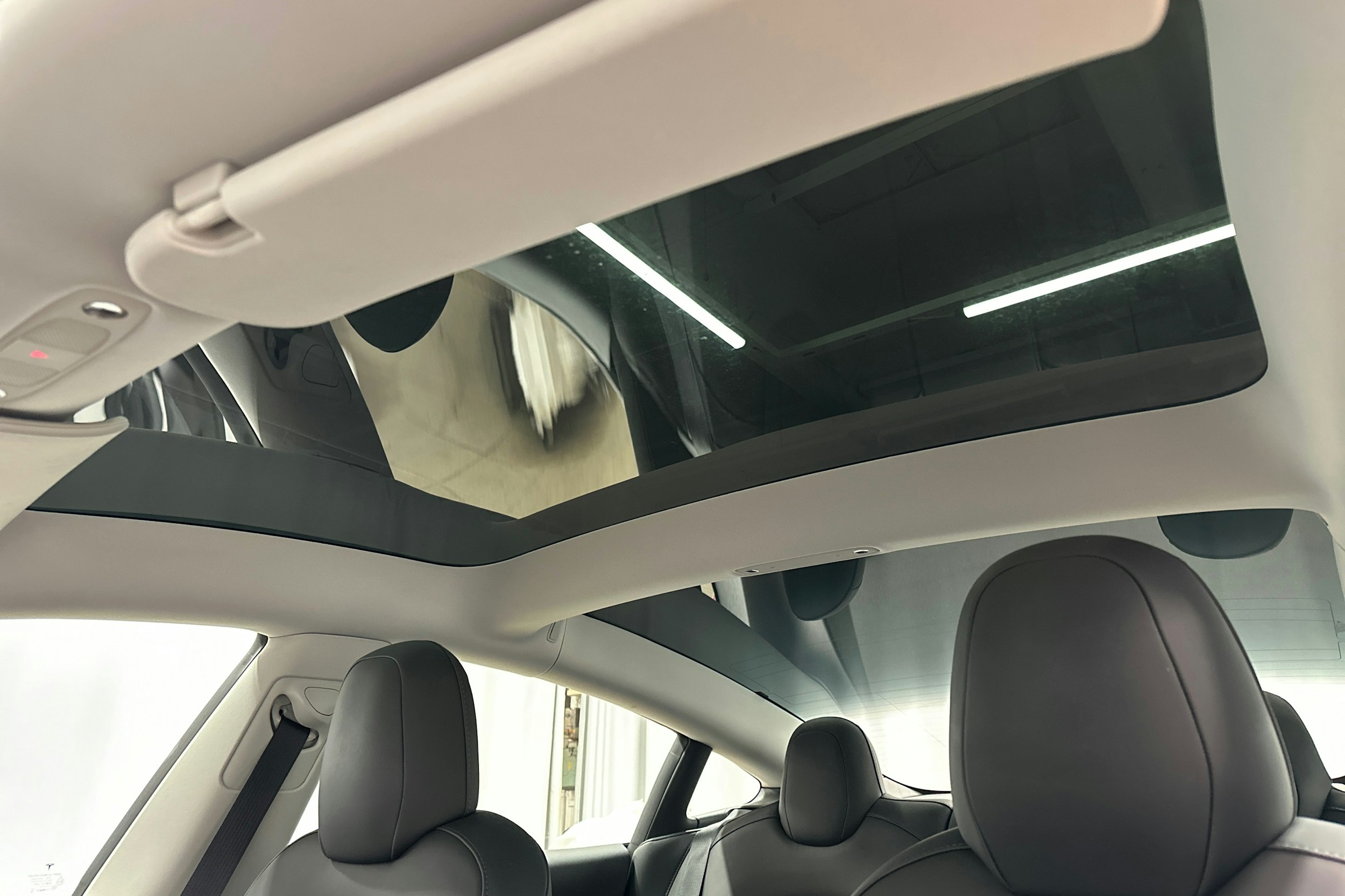 punainen Tesla Model 3 2022 kuva 28.