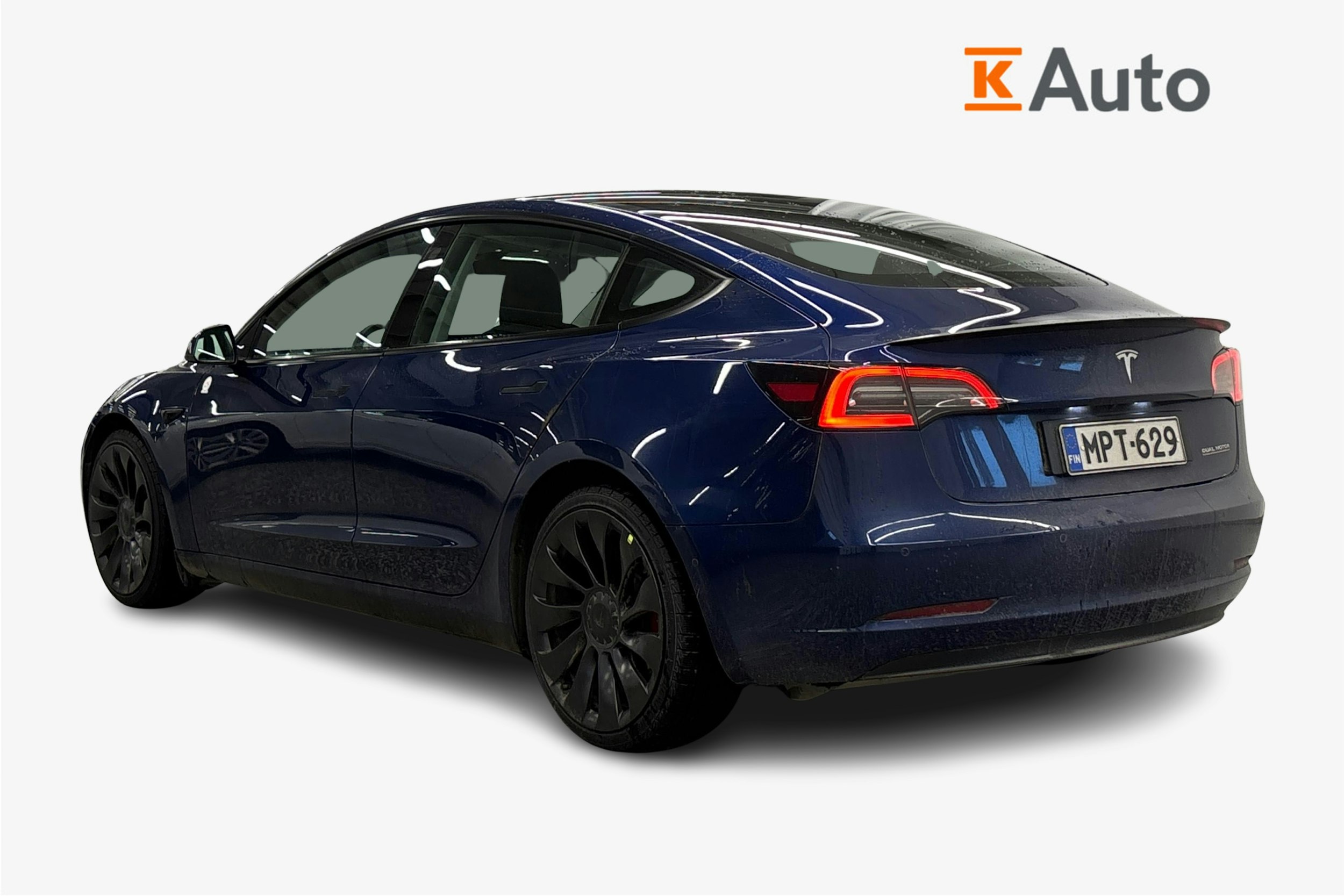 sininen Tesla Model 3 2022 kuva 2.