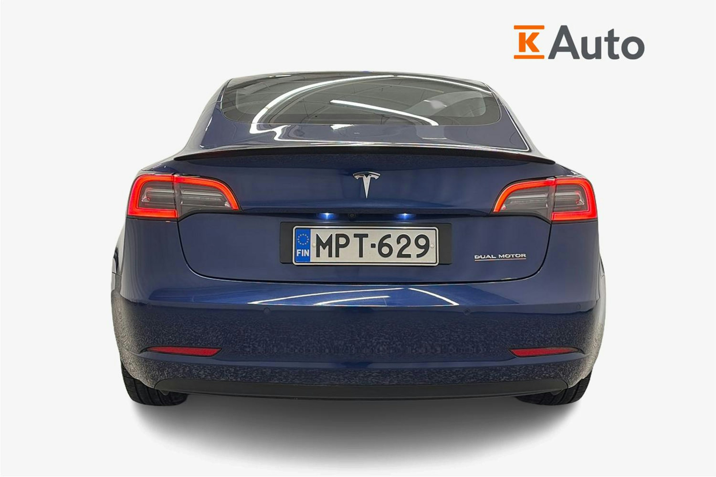 sininen Tesla Model 3 2022 kuva 5.