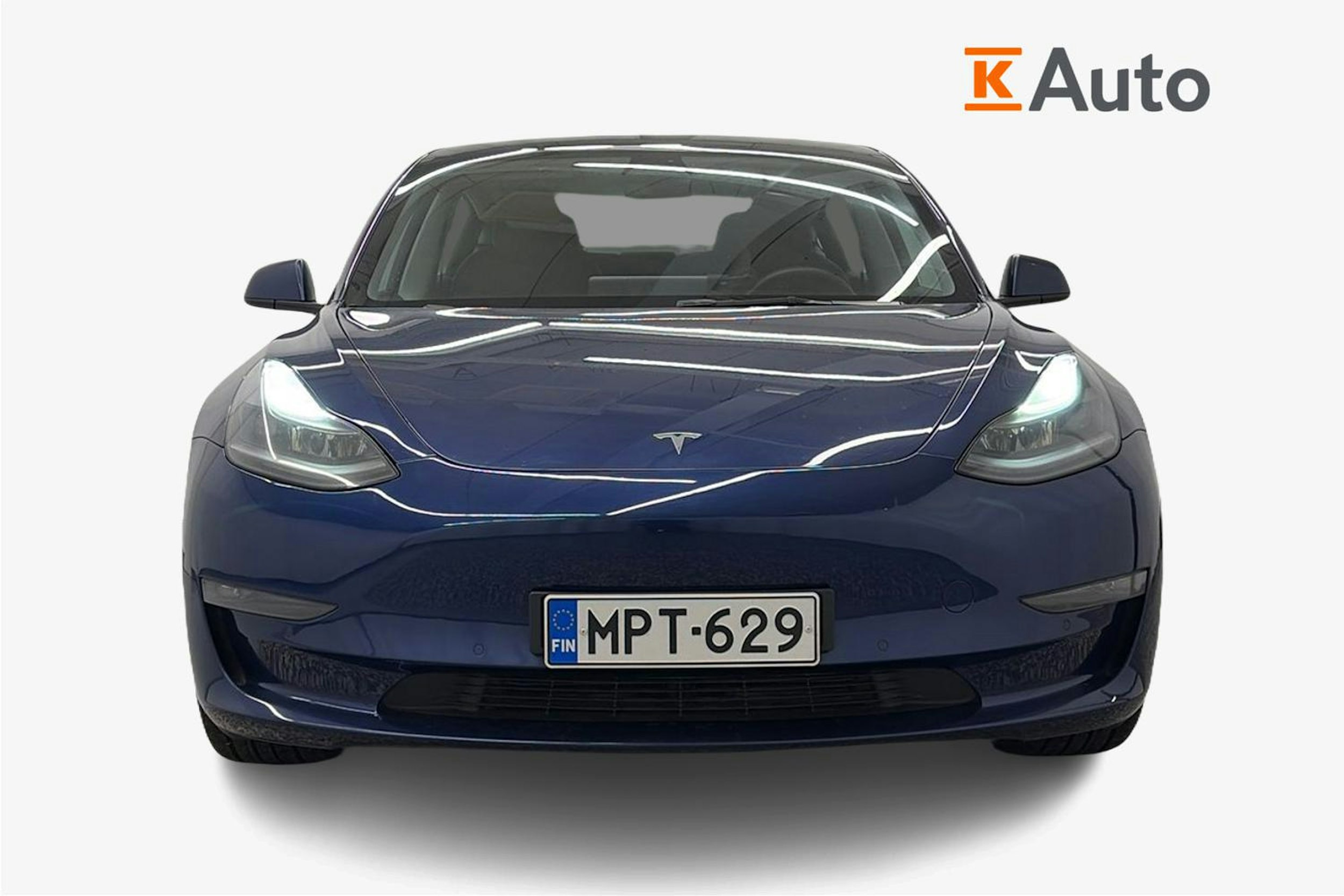 sininen Tesla Model 3 2022 kuva 8.