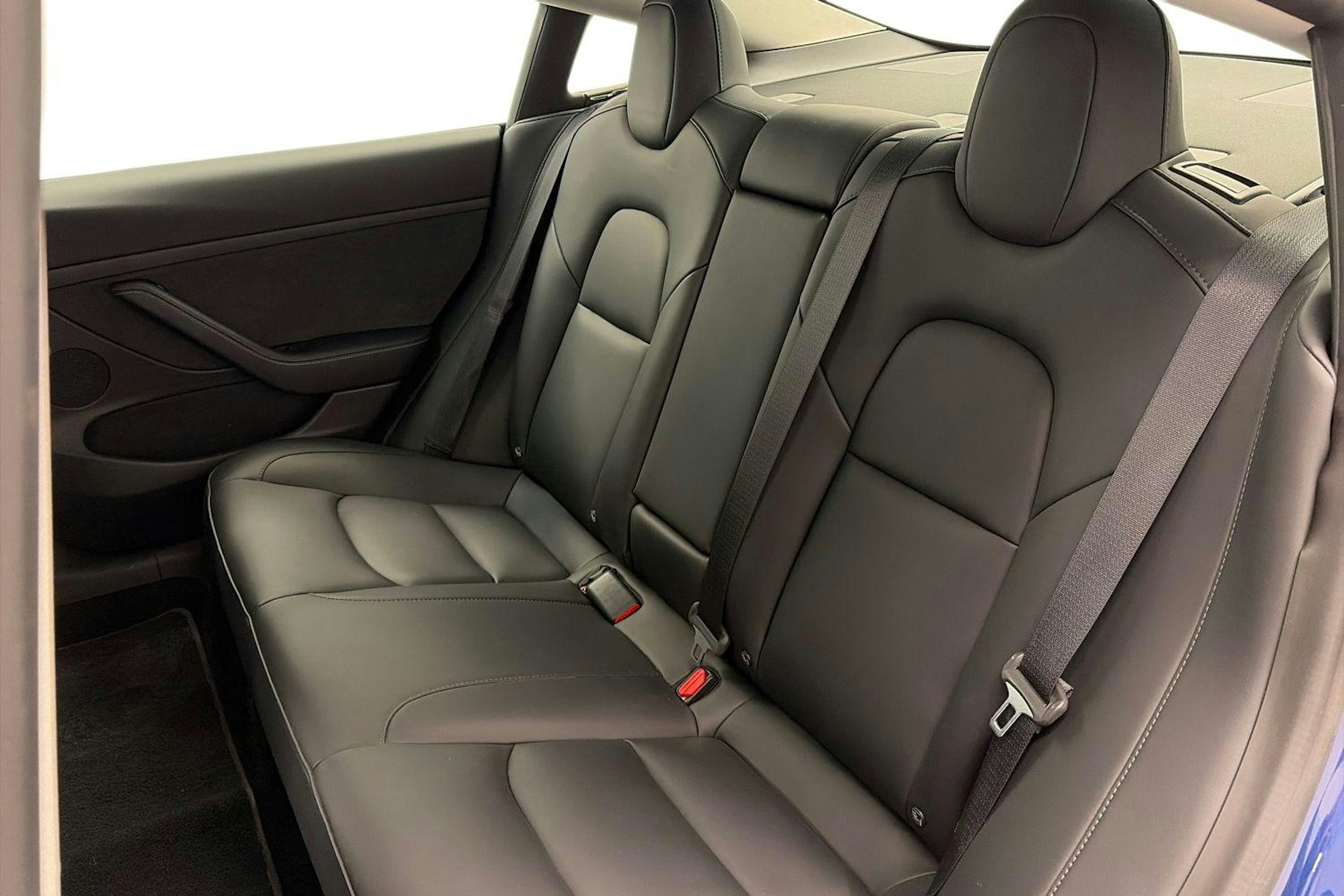 sininen Tesla Model 3 2022 kuva 13.