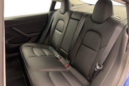 sininen Tesla Model 3 2022 kuva 13.