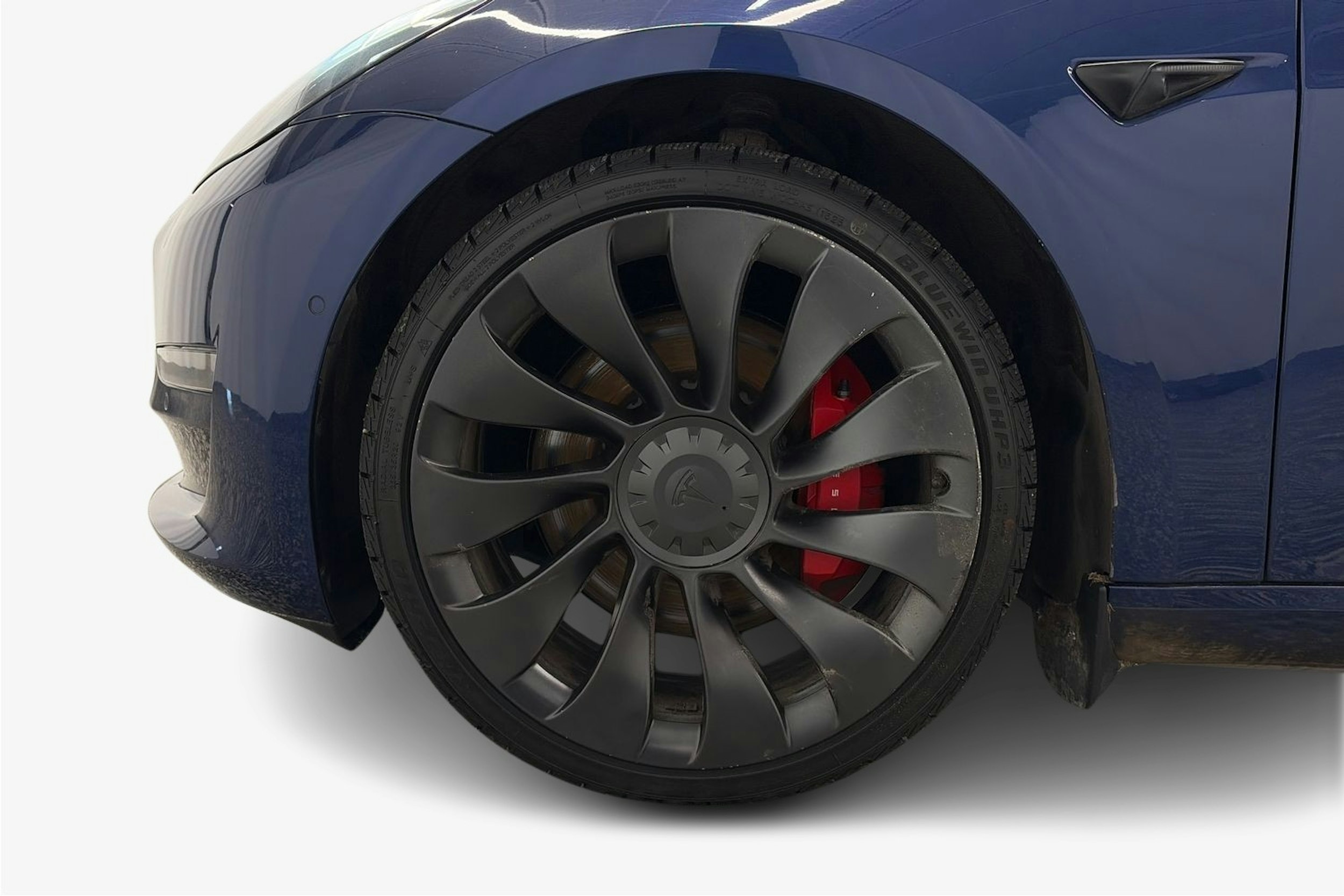 sininen Tesla Model 3 2022 kuva 14.