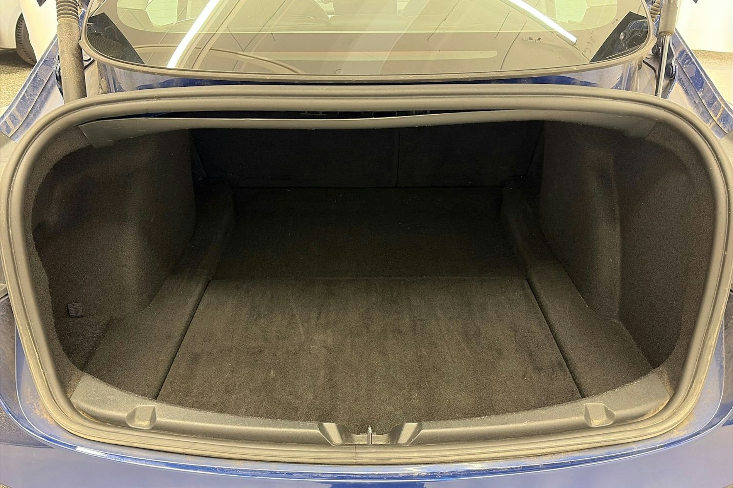 sininen Tesla Model 3 2022 kuva 16.