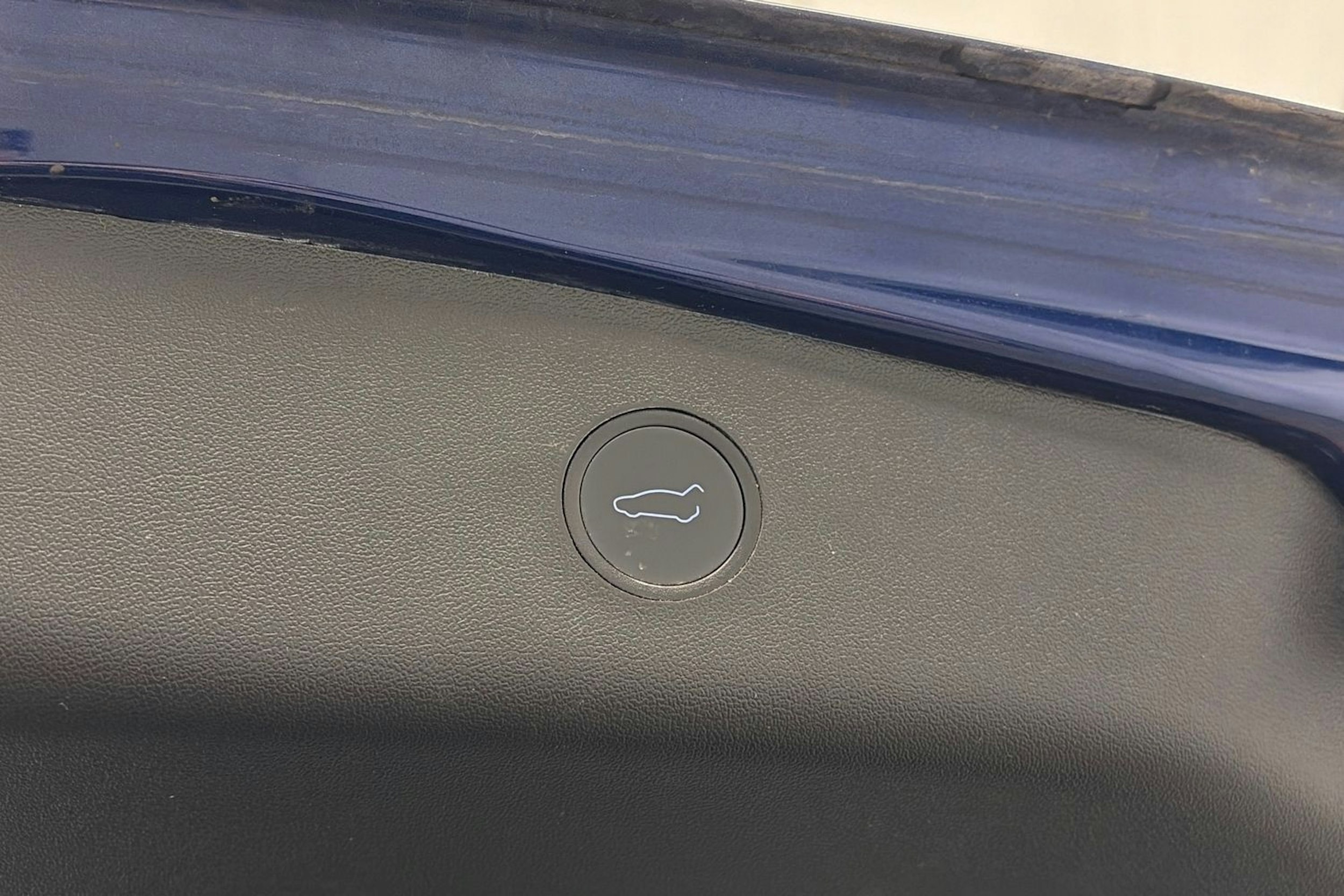 sininen Tesla Model 3 2022 kuva 17.