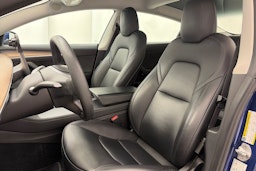 sininen Tesla Model 3 2022 kuva 18.