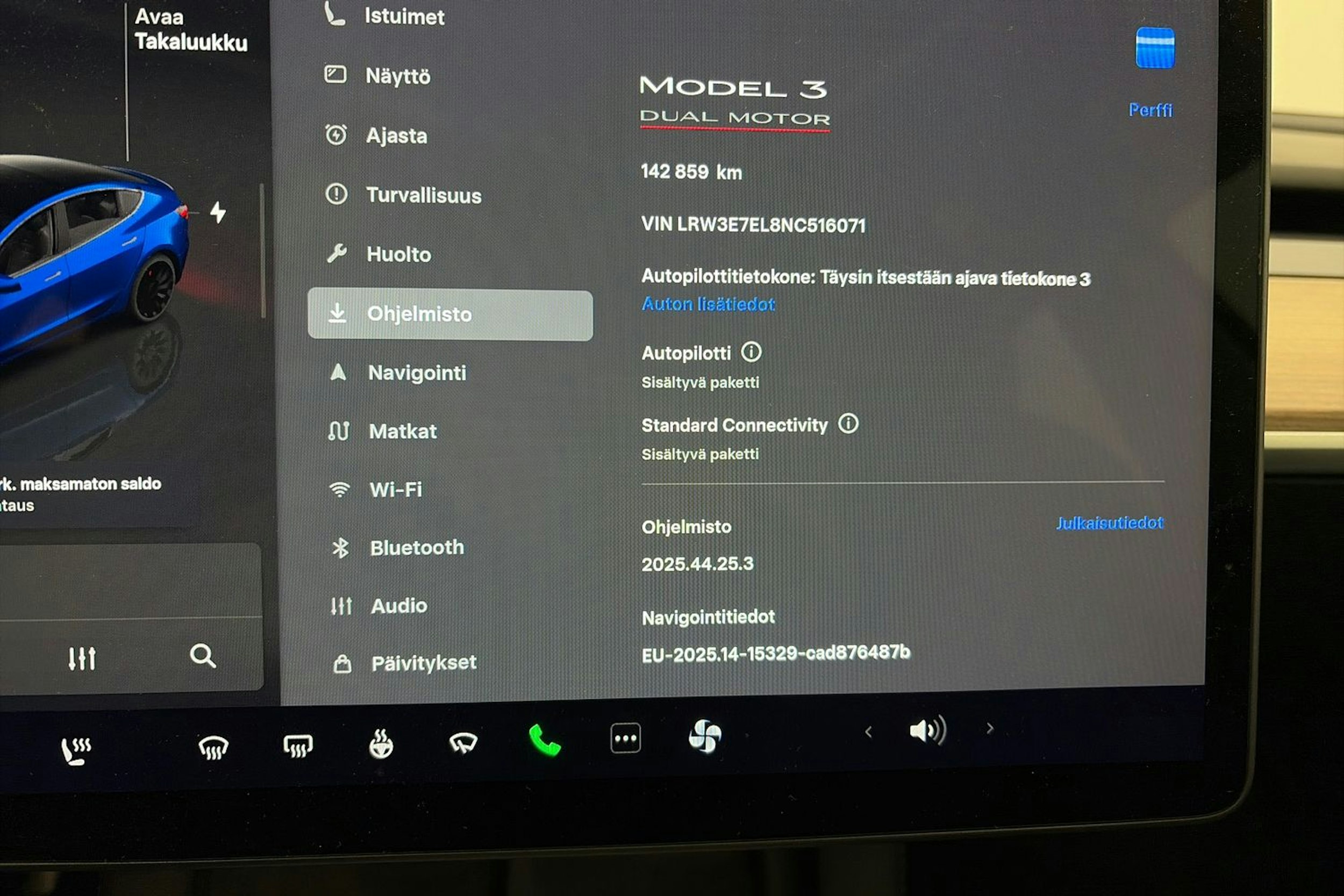 sininen Tesla Model 3 2022 kuva 19.