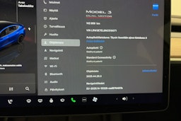 sininen Tesla Model 3 2022 kuva 19.