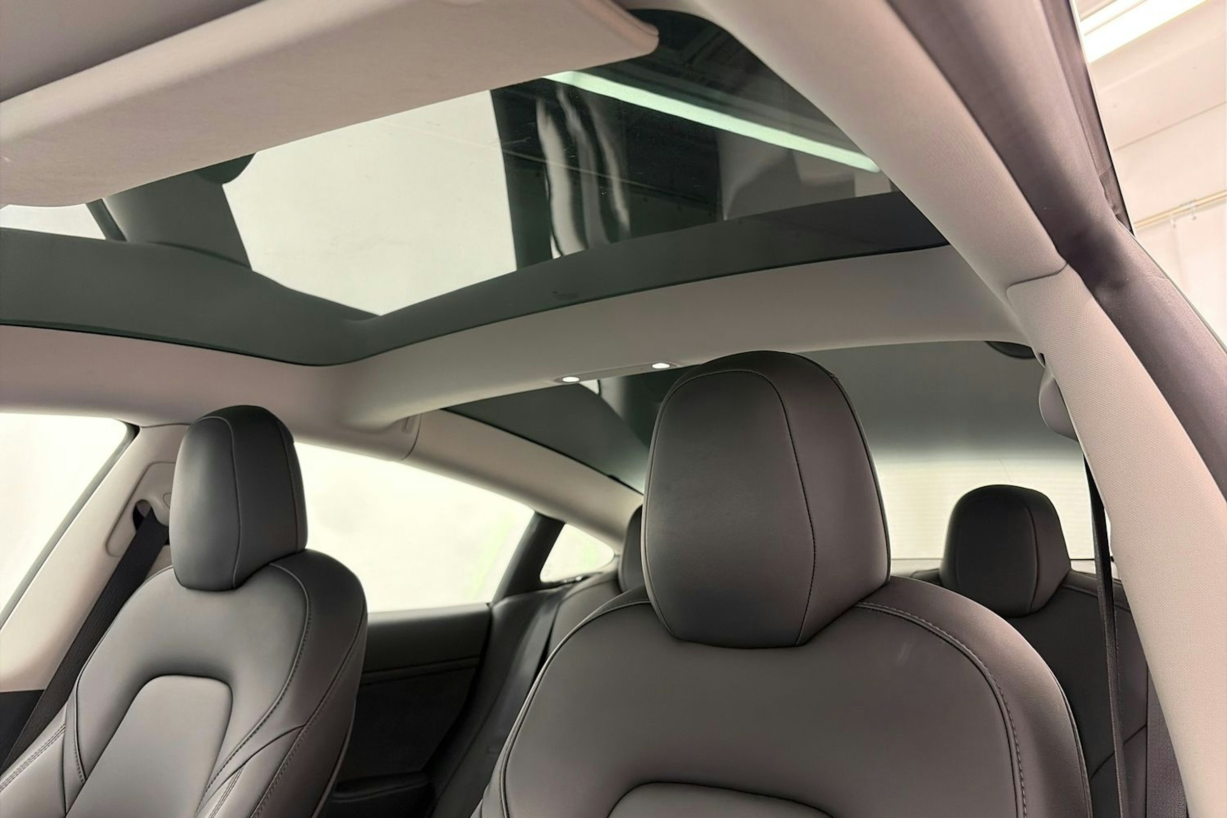 sininen Tesla Model 3 2022 kuva 23.