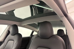 sininen Tesla Model 3 2022 kuva 23.