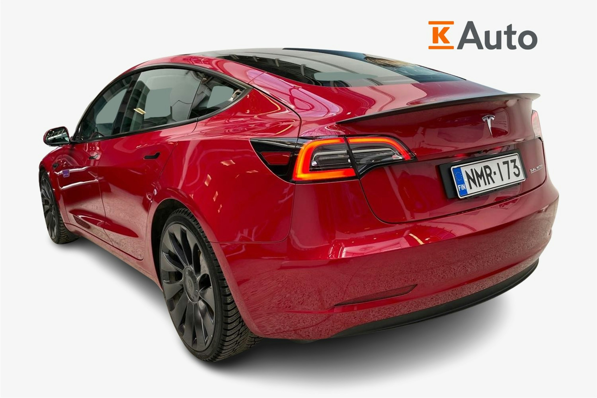 Punainen Tesla Model 3 2022 kuva 2.