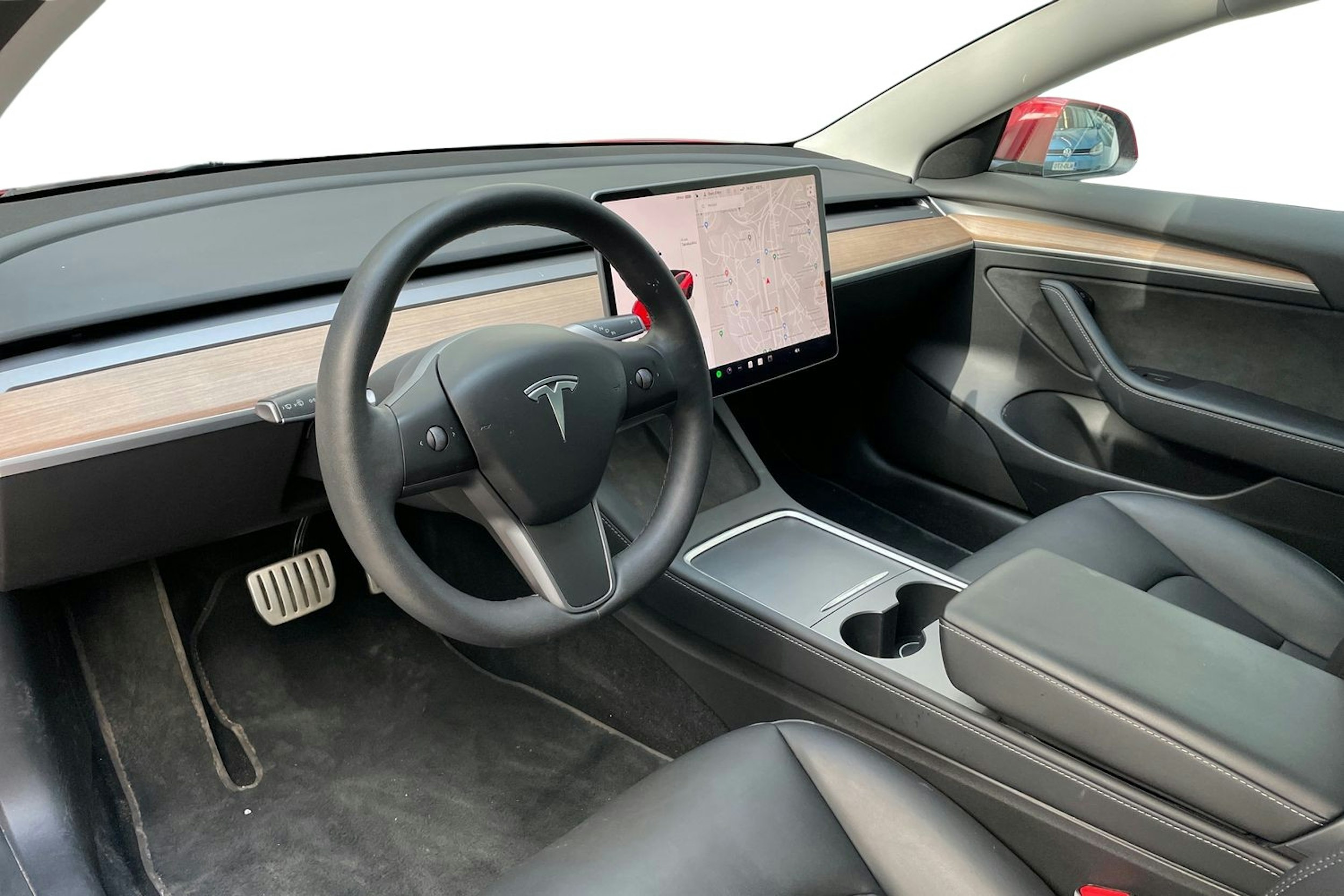 Punainen Tesla Model 3 2022 kuva 7.