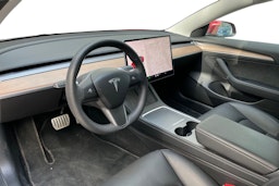 Punainen Tesla Model 3 2022 kuva 7.