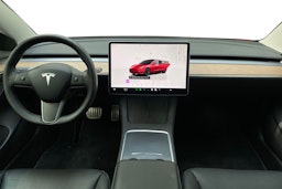 Punainen Tesla Model 3 2022 kuva 9.