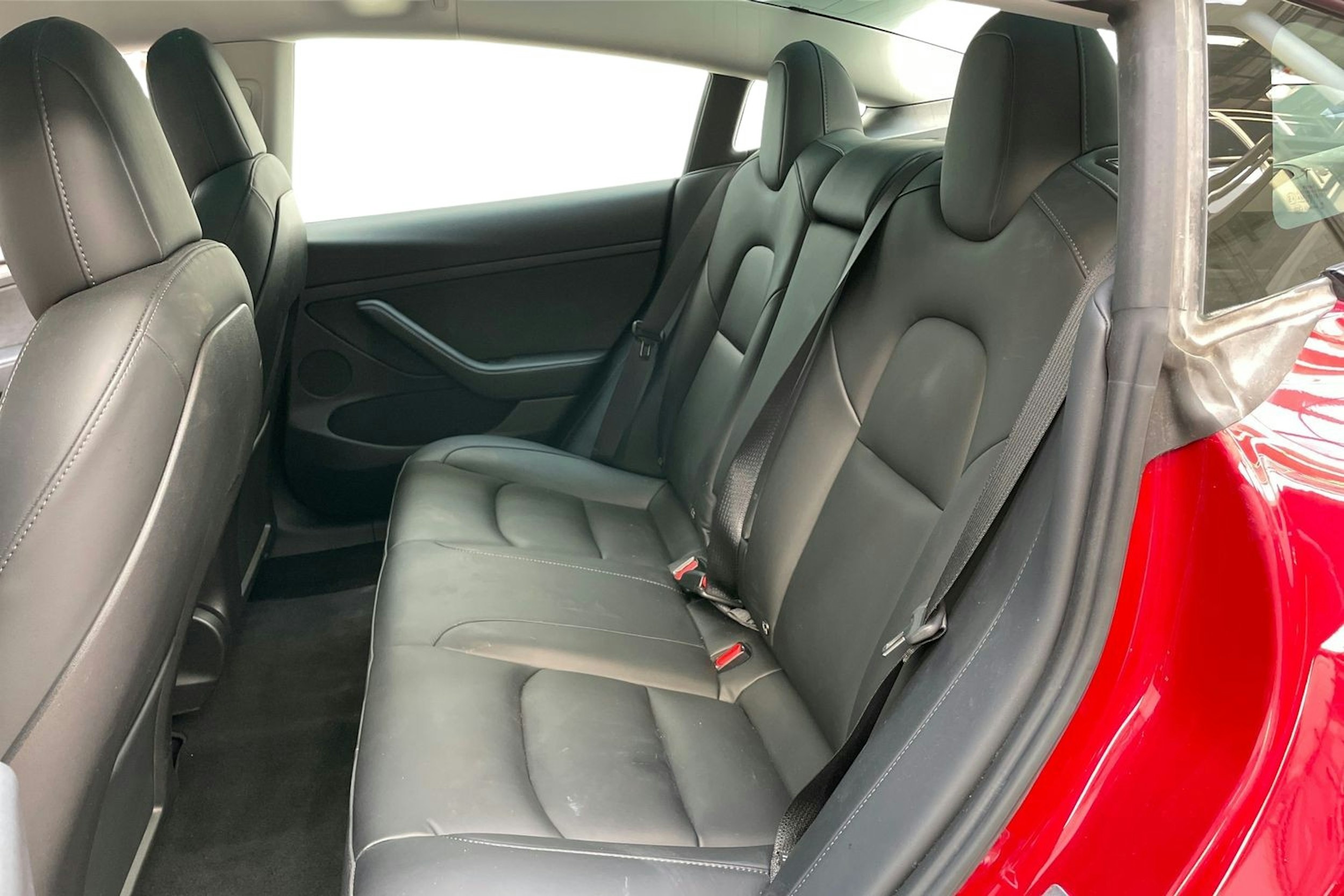 Punainen Tesla Model 3 2022 kuva 10.